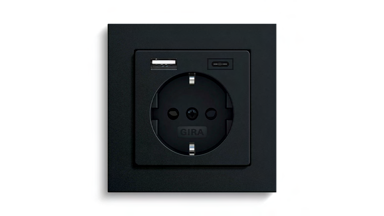 Nahaufnahme schwarze Steckdose mit USB-A- und USB-C-Anschluss